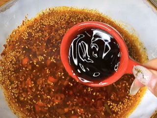 7、麻辣拌,呛好油之后来往里面调味，首先味道打底的生抽和蚝油一定不能少，来两勺生抽，一勺蚝油。喜欢吃酸口的香醋来一勺，再来一点花椒油提香。