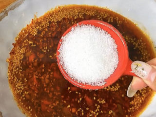 8、麻辣拌,然后来一勺砂糖提味，根据咸度再决定添加少量的盐。