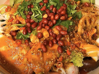 12、麻辣拌,再来点香菜和花生米点缀一点，仪式感还是要有的，就这样一份，你说是买的决定没有人会质疑。