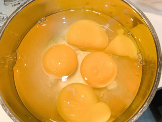 1、秘制蛋炒饭,碗里敲好4个鸡蛋