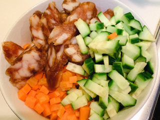 5、秘制蛋炒饭,把腊肠切片，三分之一青瓜切粒，三分之一胡萝卜切丁