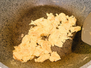 7、秘制蛋炒饭,翻炒至熟，装出碗里备用