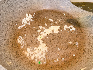 8、秘制蛋炒饭,冷锅热油，放入蒜粒，翻炒出香味