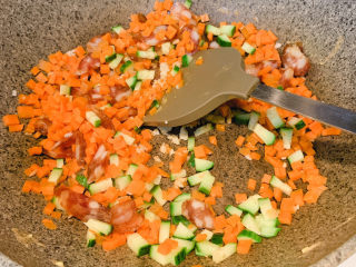 9、秘制蛋炒饭,放入准备好的腊肠，胡萝卜，青瓜，翻炒出味