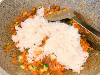 11、秘制蛋炒饭,把冷却好的米饭，放入锅里，翻炒均匀