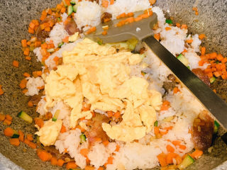 12、秘制蛋炒饭,放入鸡蛋，翻炒均匀