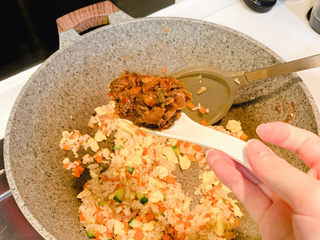 13、秘制蛋炒饭,加入一勺牛肉酱