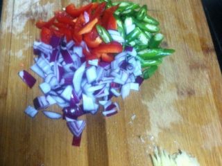 2、双椒爆孜然羊肉,洋葱切粒，青红椒斜切成菱形，姜切丝