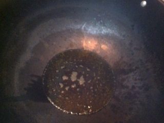 5、双椒爆孜然羊肉,锅中放底油，烧至八成油温