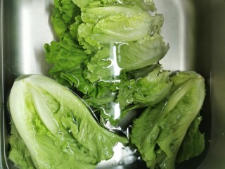 1、蒜蓉生菜,生菜泡30分钟左右，换多次水洗干净。