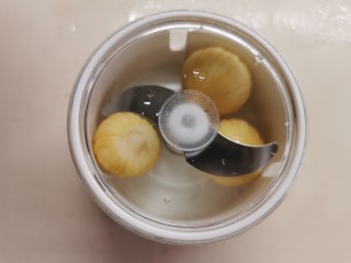 2、蒜蓉生菜,蒜头去皮。