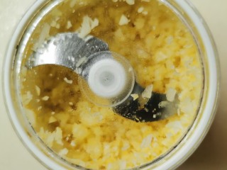 3、蒜蓉生菜,搅成蒜蓉。