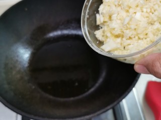 5、蒜蓉生菜,大火热油，油开始冒烟，放蒜蓉。