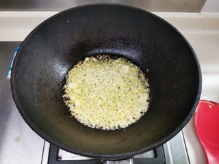 6、蒜蓉生菜,蒜蓉微黄。
