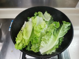 7、蒜蓉生菜,放生菜炒。