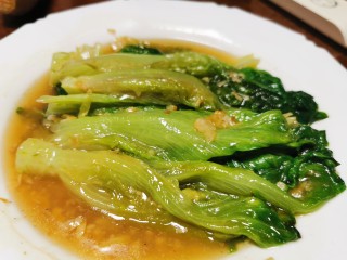 9、蒜蓉生菜,香浓的蒜蓉汁裹着每条生菜，滋味足。