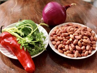 1、醋泡花生米,首先备齐拌花生米的食材。