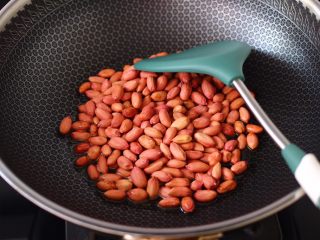 3、醋泡花生米,锅烧热后倒入花生油烧至六成热时，倒入花生油。