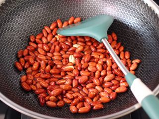 4、醋泡花生米,小火反复翻炒至花生米均匀受热。