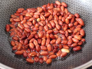 5、醋泡花生米,看见花生米变色断生后关火。
