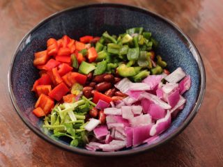 7、醋泡花生米,上面放入切好的青红辣椒，洋葱和香菜段。