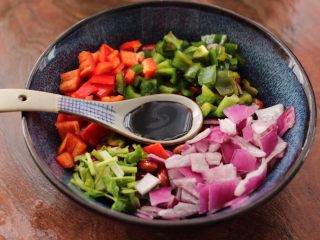 8、醋泡花生米,先倒入生抽调味调色。