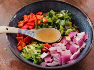 9、醋泡花生米,再放入米醋调味。