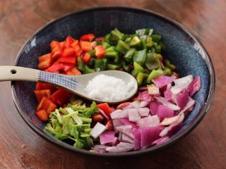 11、醋泡花生米,最后加入白糖和盐调味。