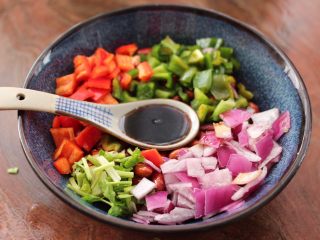 10、醋泡花生米,加入老醋调味。