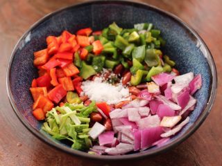 12、醋泡花生米,看见所有的调料都备齐后。