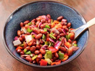 13、醋泡花生米,用勺子把所有的食材和调料混合搅拌均匀后，腌制半个小时。