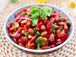 14、醋泡花生米,腌制好的花生米，放入盘子里就可以享用了。