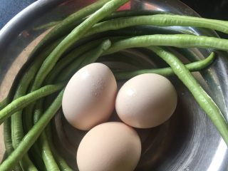 1、豆角猪肉炒鸡蛋,准备长豆角 鸡蛋