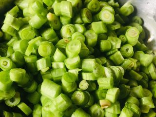 2、豆角猪肉炒鸡蛋,长豆角洗净切小粒