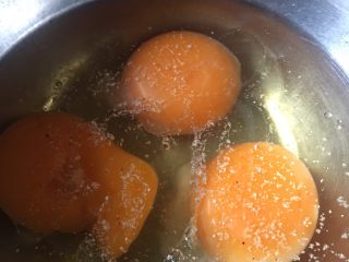 3、豆角猪肉炒鸡蛋,鸡蛋打开加入适量油盐胡椒粉,然后打匀。