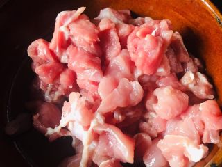 4、豆角猪肉炒鸡蛋,猪肉冼净切粒,如果吃肥的可以选半肥瘦的猪肉,吃起来更甘甜。