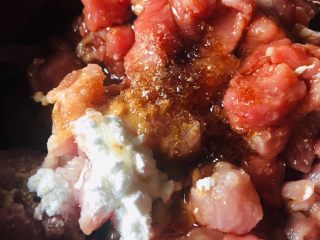 5、豆角猪肉炒鸡蛋,切好的猪肉粒,加入适量花生油,盐,糖,生粉,生抽,胡椒粉,然后搅拌均匀。待用