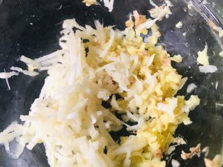 6、豆角猪肉炒鸡蛋,姜和蒜头磨成姜末和蒜末