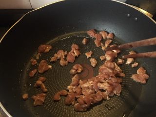 7、豆角猪肉炒鸡蛋,热油起锅,猪肉粒先走下油。