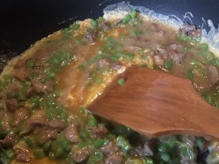 11、豆角猪肉炒鸡蛋,揭盖,加入己打匀的鸡蛋,快手翻炒几下,这样的鸡蛋才嫩滑哦
