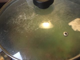 10、豆角猪肉炒鸡蛋,盖上锅盖,焖2至3分钟,这样猪肉和豆角才熟