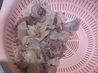 1、盐焗手撕鸡,鸡洗干净，沥干水