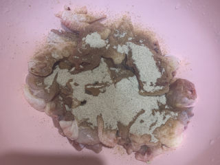 2、盐焗手撕鸡,加入盐焗鸡粉，研制30分钟