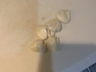 3、盐焗手撕鸡,蒜去皮，拍扁