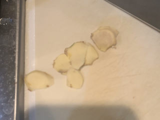 4、盐焗手撕鸡,姜切片