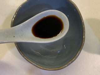 5、盐焗手撕鸡,配料：碗里加入2勺生抽