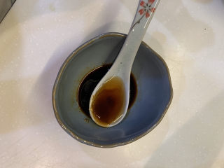 8、盐焗手撕鸡,1勺香油，搅拌均匀待用