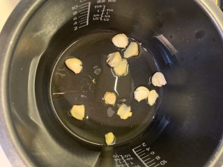 10、盐焗手撕鸡,放入切好的蒜和姜