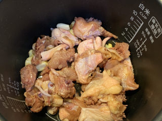 11、盐焗手撕鸡,把腌制好的鸡，铺上姜蒜上面