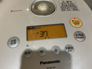 12、盐焗手撕鸡,盖上电饭煲盖，开始煮